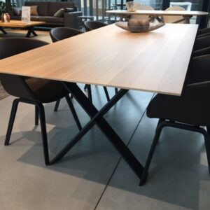 DIADESI Cross eiken tafel