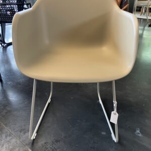Muuto Fiber Chair Sledevoet TOONZAALMODEL