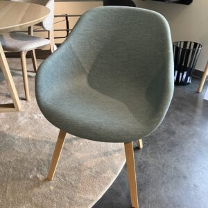 Hay AAC 123 SET van 4 stoelen Poot Eik Stof Metaphor TOONZAALMODEL