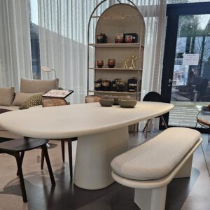 MUUNDO Zuri tafel + zitbank toonzaalmodel