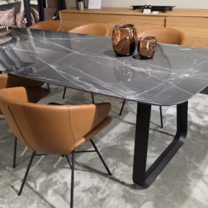 Joli Curve eettafel + 6 Morisot stoelen toonzaalmodel